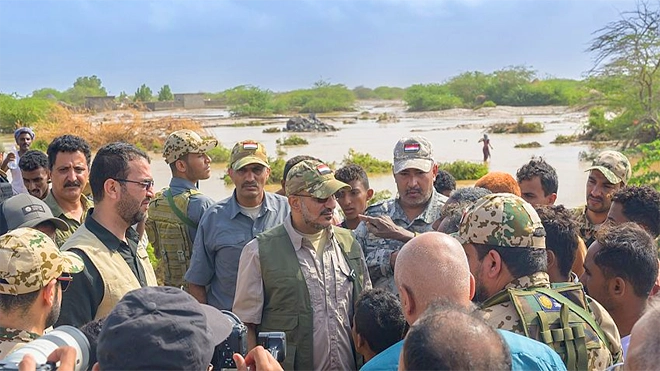 ​طارق صالح يتفقد المناطق المتضررة من السيول في ريف المخا
